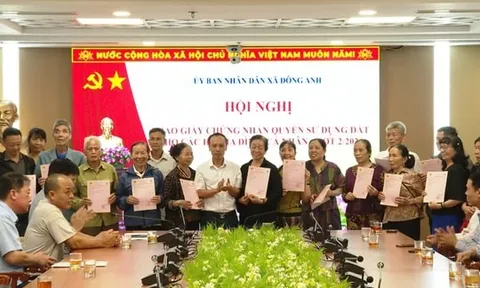 Đông Anh trao sổ đỏ, giúp hộ tái định cư ổn định