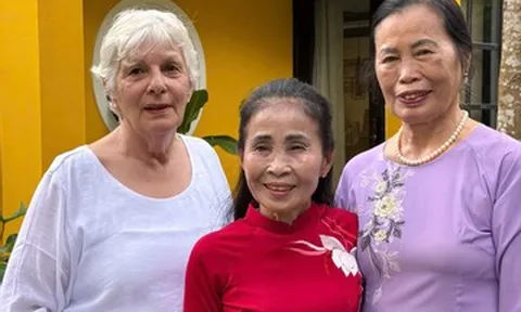 Mẹ chồng từ Thụy Sĩ sang Việt Nam, bất ngờ được thông gia tặng vàng