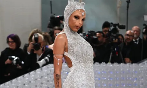 Bộ cánh nào gây 'sốc' nhất lịch sử Met Gala?