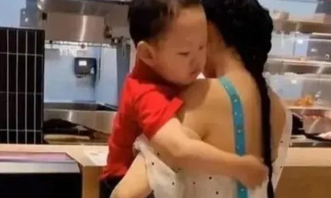 Nắng nóng, mẹ mặc áo hở lưng cùng con đi ra ngoài, hành động đáng yêu của em bé khiến người xung quanh bật cười