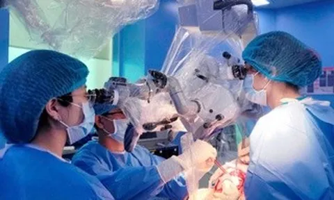 Cứu sống bé gái chuyển viện trong tình trạng "ngàn cân treo sợi tóc"