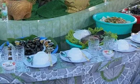 Đám giỗ độc lạ ở An Giang, gia chủ bày món trên chậu nhựa, tự trôi giữa bể cá