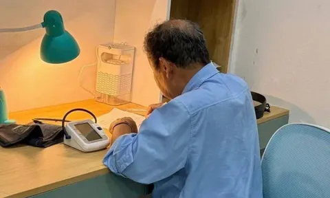 Profile 'khủng' của ông ngoại U80 kèm cháu học Toán viral khắp MXH