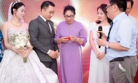Chú rể Ninh Bình bật khóc khi nhận được 4 chỉ vàng của người bố đã mất 26 năm
