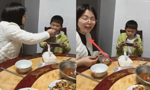 Con học lớp 3 vẫn cầm điện thoại chơi game để mẹ đút cơm: Là "yêu con" hay "làm hư" đứa trẻ?