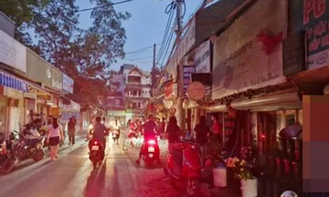 Mất điện giữa đêm nóng đỉnh điểm, vợ chồng ở Hà Nội đưa con đi ngủ nhờ
