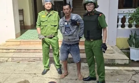 Nghĩ giáo viên 'dìm' con, phụ huynh cầm dao vào trường náo loạn
