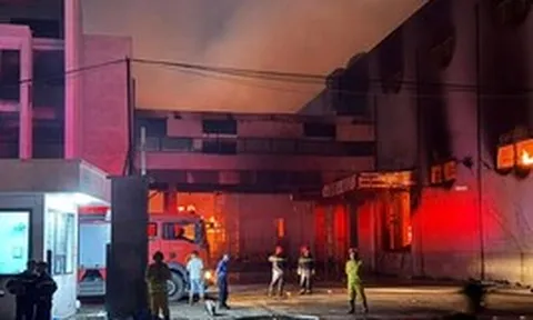 Xuyên đêm dập lửa trong công ty sản xuất giấy tại Hưng Yên