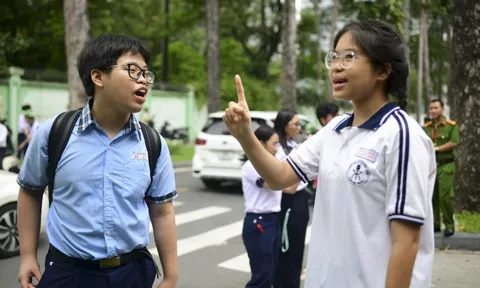 Học sinh TP.HCM tranh cãi sôi nổi sau đề Toán lớp 10