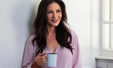 Ở tuổi 60, Catherine Zeta-Jones ăn gì hằng ngày để duy trì làn da và vóc dáng đáng mơ ước?