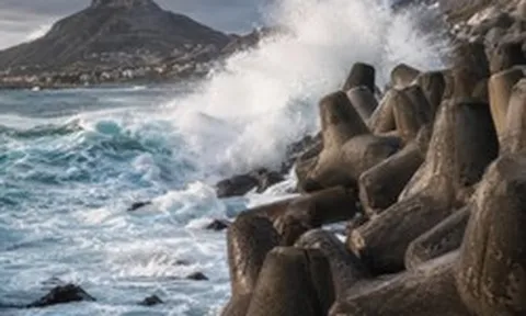 Phát hiện nhiều ‘quái vật bê tông’ nặng 30 tấn hình chữ H đặt dọc khắp bờ biển, công trình đê chắn sóng khổng lồ lộ diện