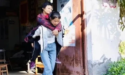 Bé gái 13 tuổi chăm mẹ suốt 7 năm, được vinh danh 'Thiếu niên ưu tú'