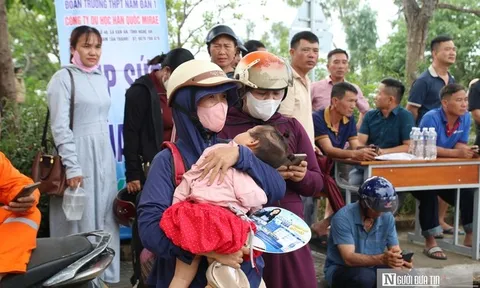 Lời nhắn gửi sau cánh cổng trường thi: Kết quả thế nào cũng được, miễn con nỗ lực hết mình