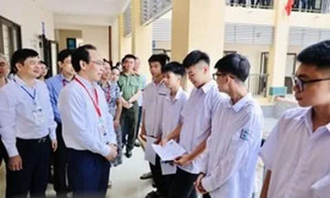 Kiểm tra trước giờ làm bài thi đầu tiên, Bộ trưởng GD&ĐT đánh giá công tác chuẩn bị