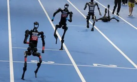 Vì sao Trung Quốc cứ cho robot hình người nhào lộn, múa côn, chạy marathon dù suốt ngày ngã?