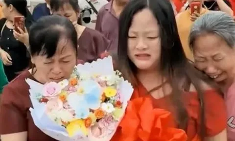 Thất lạc con 22 năm vì chai sữa tắm vỡ, ngày đoàn tụ mẹ bật khóc nói lời xin lỗi