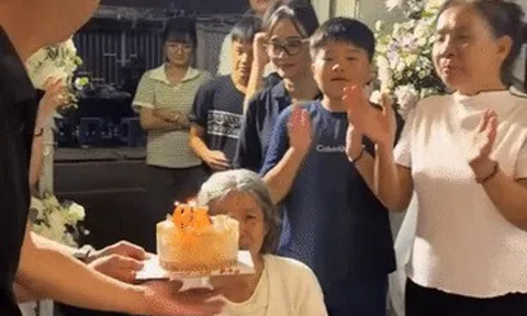 Khoảnh khắc nghẹn lòng: 4 con tổ chức sinh nhật cho mẹ trong đám tang cha
