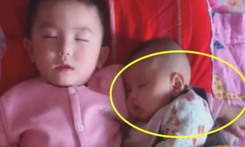 Cho con sơ sinh ngủ cùng con lớn, khi giở chăn ra người mẹ gọi chồng đến ngay lập tức