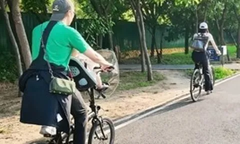 "Tóm gọn" chủ tịch showbiz và nàng thơ H.T đưa con trai đi chơi, ngoại hình quý tử thành tâm điểm