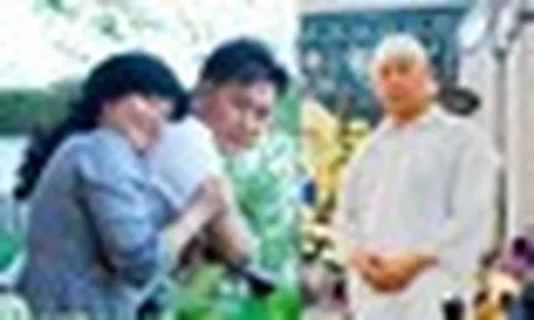 Bạch Vân được NSND Tạ Minh Tâm bế suốt nửa giờ trước khi trút hơi thở cuối, gương mặt vẫn xinh đẹp