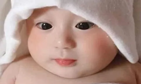 Đứa trẻ vừa chào đời được đặt tên khai sinh là Nguyễn Hận Đời, lên lớp 7 được sửa thành cái tên rất sáng sủa