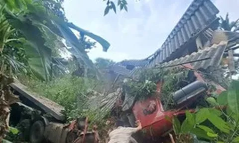 Xe đầu kéo lao xuống đèo, húc sập nhà dân, tài xế tử vong