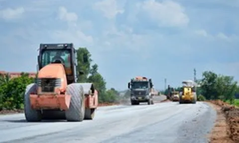 Dồn dập thảm nhựa những cây số cuối cùng nối thông đường Hồ Chí Minh