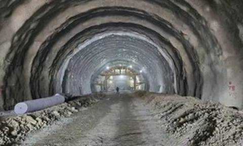 Khối đá lớn rơi, hầm cấp đặc biệt dài 3.200m lóe sáng, 1.000 người vỡ òa vì thành công lớn
