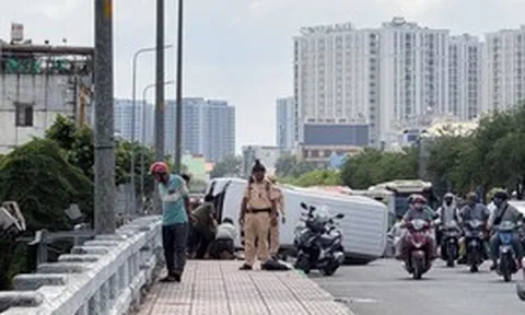 Lật xe trên cầu An Lạc, nam tài xế ở TP.HCM bất ngờ nhảy xuống kênh rồi đòi đánh người cứu