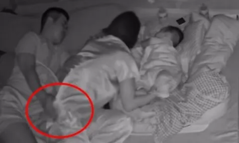 Nửa đêm tiếng con khóc, mẹ vỗ bé để trấn an, hành động của chồng nằm cạnh khiến nhiều người đỏ mặt