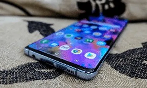 Bỏ hơn 30 triệu mua điện thoại Samsung, sao vừa mở máy người dùng đã phải còng lưng đi “dọn rác”?