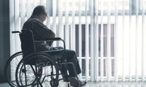 Sau khi sống ở viện dưỡng lão và thuê người giúp việc tôi mới thấm: Con cái là chỗ dựa an toàn khi về già!