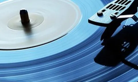 Bội thực nhạc số: Trải nghiệm nghe 365 album nhạc trong 365 ngày và sự trỗi dậy khỏi thuật toán của cộng đồng yêu nhạc