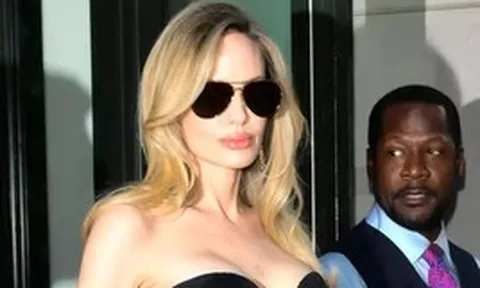 Thái độ của Angelina Jolie khi các con đồng loạt bỏ họ Brad Pitt