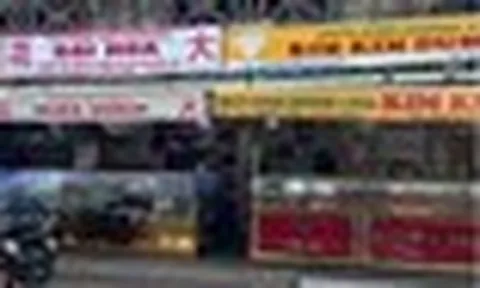 Cảnh khác lạ khi giá vàng giảm không ngừng