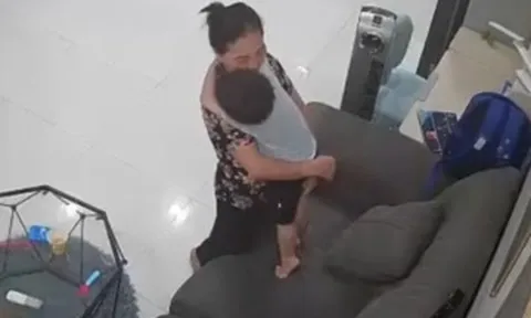 Cho bảo mẫu nghỉ làm sau 4 năm, ông bố xem camera giám sát thấy bất ngờ với hành động của con trai