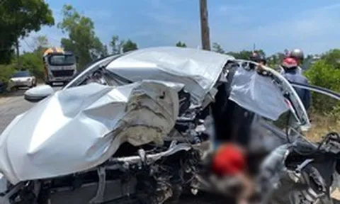 Ô tô tông vào gốc cây ven đường ở Huế, tài xế tử nạn