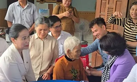 Hành động đẹp của Cục trưởng Xuân Bắc, khoảnh khắc hài hước của Việt Hương