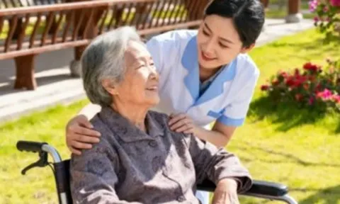 Về già tôi mới thấm: Thuê giúp việc, vào viện dưỡng lão rất khổ dù nhiều tiền, sống chung với con cái vẫn là lựa chọn...