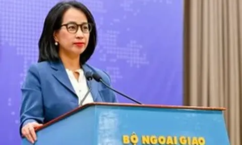 Đưa 48 người được cứu trong vụ chìm tàu Khôi Nguyên 18 vào đất liền