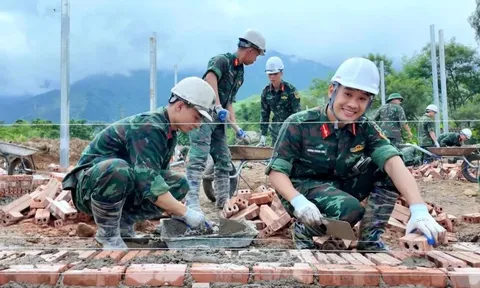 48 học viên gác đồ án tốt nghiệp lên vùng lũ dựng nhà cho đồng bào