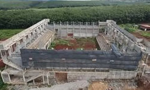 Cận cảnh nhà thi đấu ở Đắk Lắk nứt gãy một phần khi đang thi công