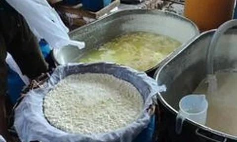 Đột kích một căn nhà lúc 9 giờ tối, công an triệt phá đường dây sản xuất sữa giả từ hóa chất, tịch thu 5.300 lít và loạt máy pha trộn công nghiệp