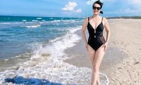 Vân Dung táo bạo diện bikini ở tuổi 51, không ngờ body lại nóng bỏng thế này!