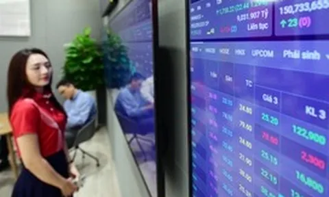Đọc nhanh 5-8: Giá dầu 'tụt dốc', vàng lên 4.100 rồi quay đầu, chứng khoán đồng loạt tăng