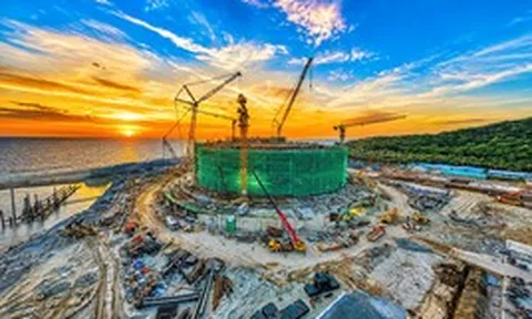 Hiếm thấy: Công trường cùng lúc huy động hai siêu cẩu hơn 1.450 tấn để dựng một nhà hát 4.000 chỗ ở Phú Quốc