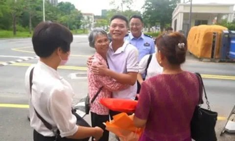 Người mẹ không tin con mới sinh đã qua đời và cái kết vỡ òa sau 38 năm