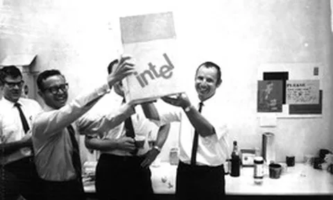 Năm 1985, hai lãnh đạo Intel tự hỏi nếu bị sa thải thì người thay họ sẽ làm gì