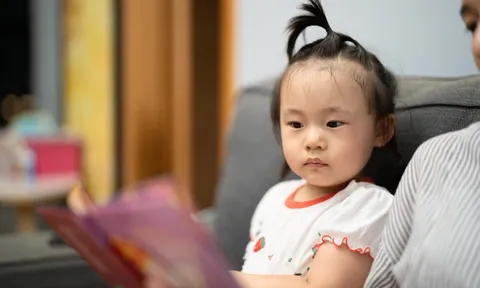 Điều gì xảy ra khi cha mẹ đọc sách cho con nghe?