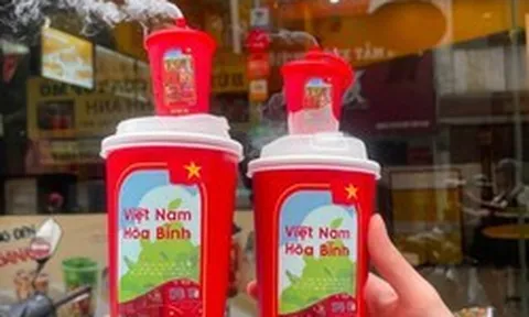 Hãng trà sữa Hà Nội ra mẫu ly mới biết “phun khói”, mô phỏng đoàn tàu di sản đi khắp Việt Nam